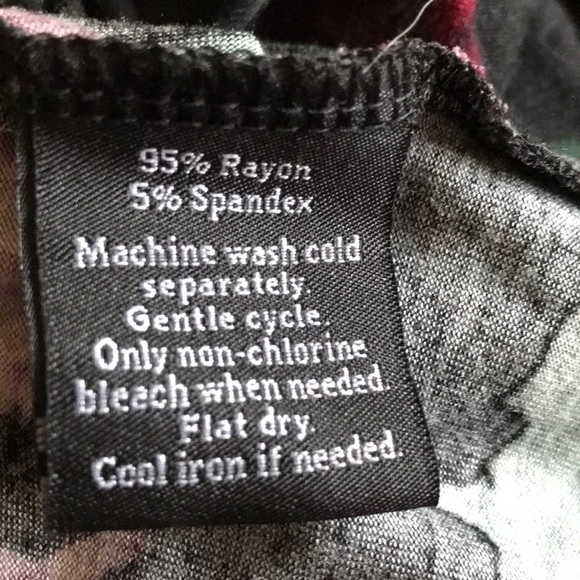 ROCK & Republic Cold Shoulder Top - Picture 6 of 6